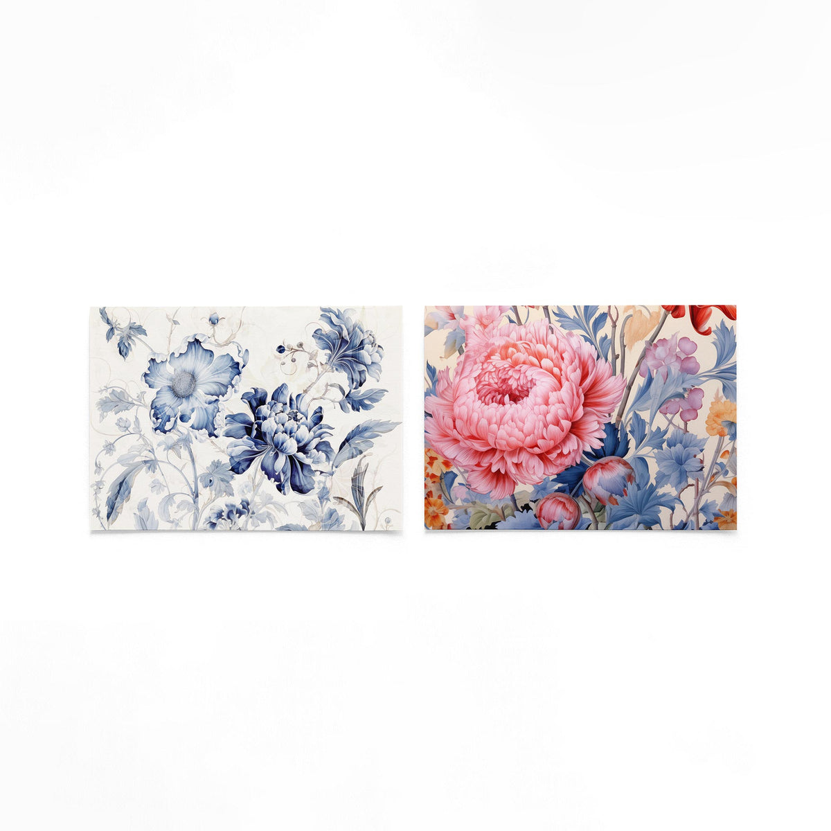 Twee liggende posters met delicate bloemen in blauw en wit op een gebroken witte achtergrond