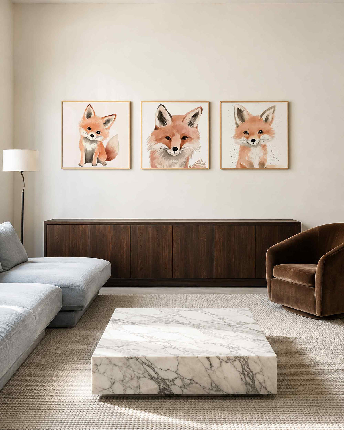 Interieurpresentatie van een driedelige vierkante posterset met vosjes illustraties