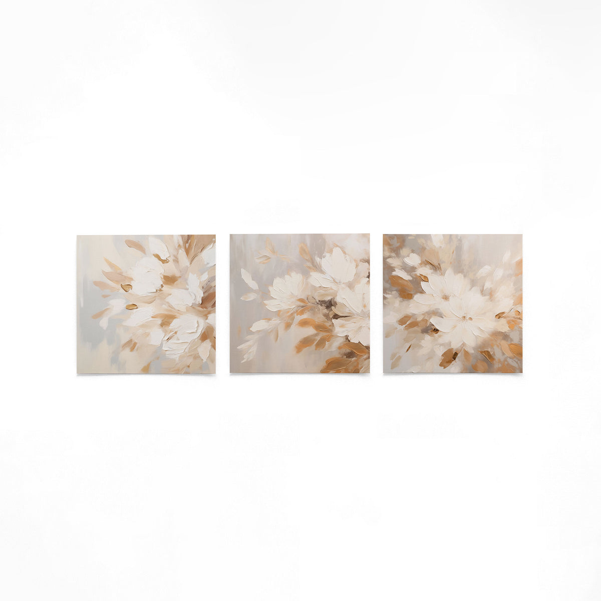 Drie vierkante posters met abstracte bloemen op een gebroken witte achtergrond