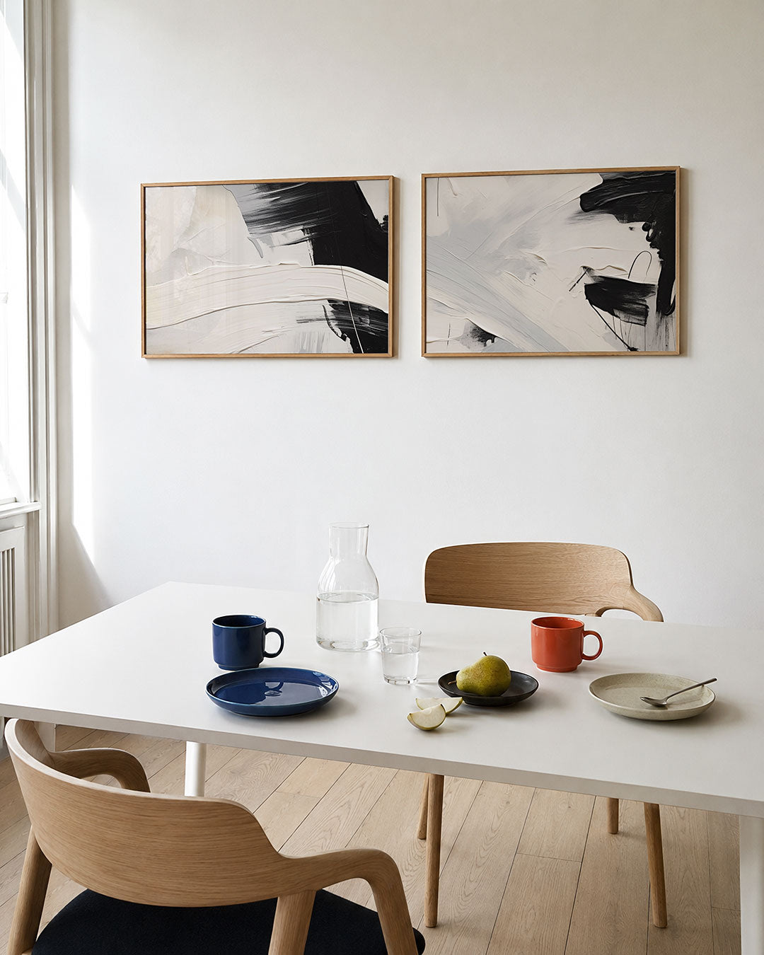 Tweedelige posterset met een krachtig spel van dikke, vloeiende lijnen in zwart, wit en grijs, getoond in een interieur