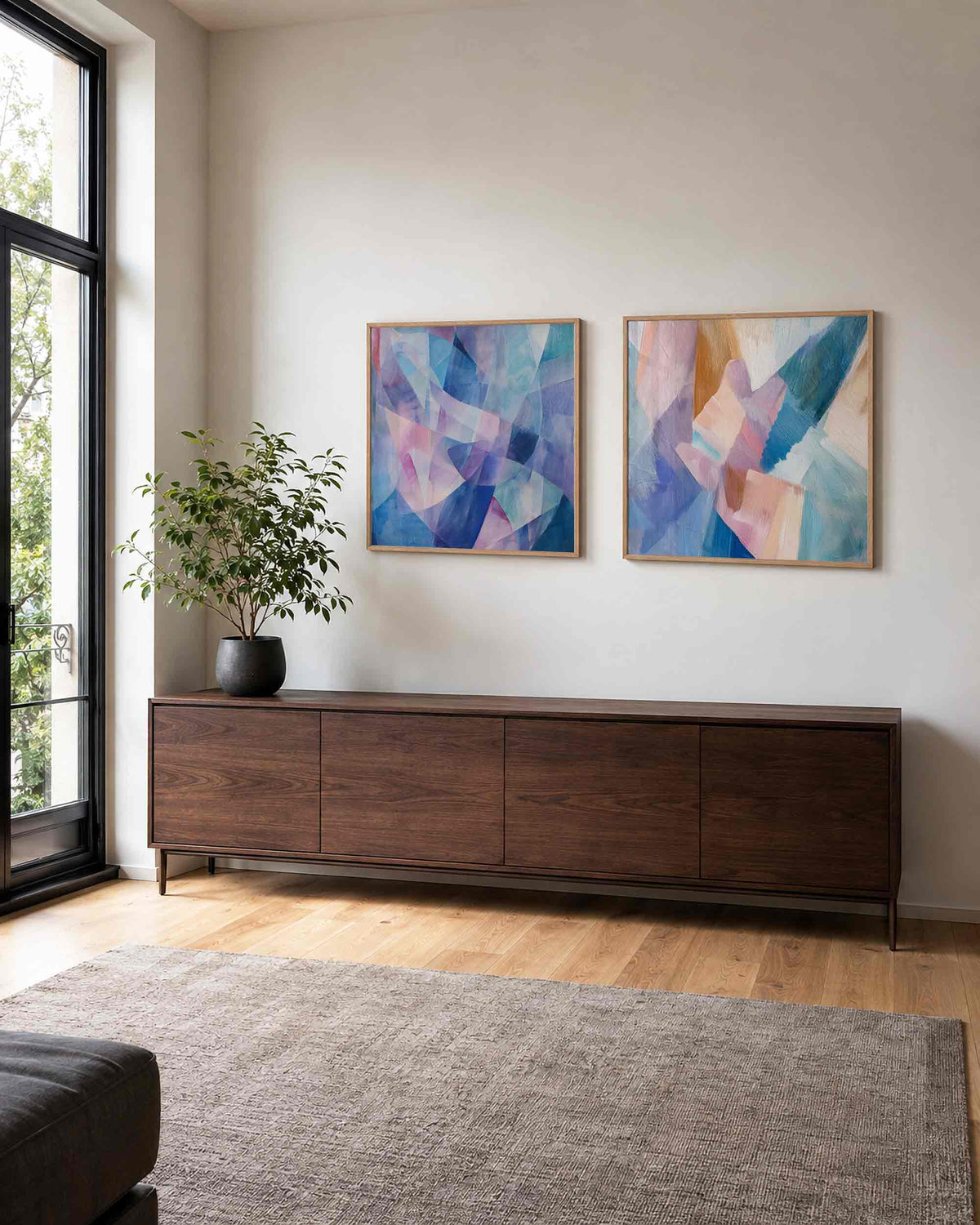 Interieurpresentatie van een tweedelige vierkante posterset met geometrische kleurvlakken
