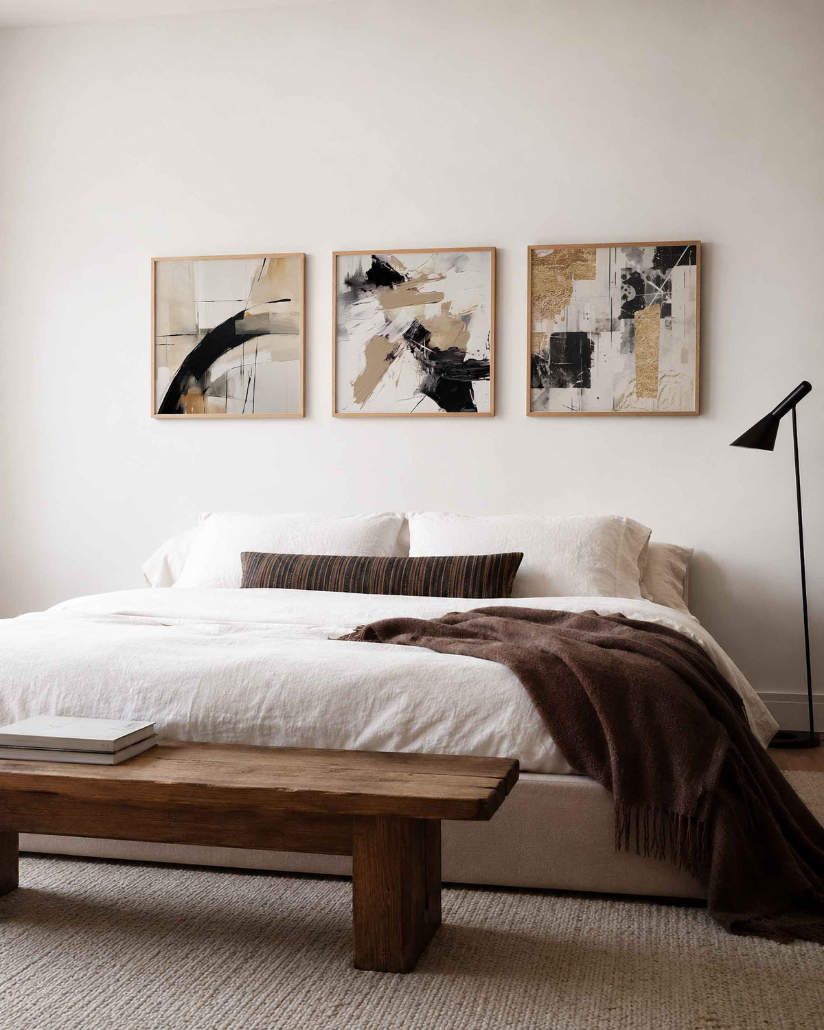 Interieurpresentatie van een driedelige vierkante posterset met abstracte zwart goud