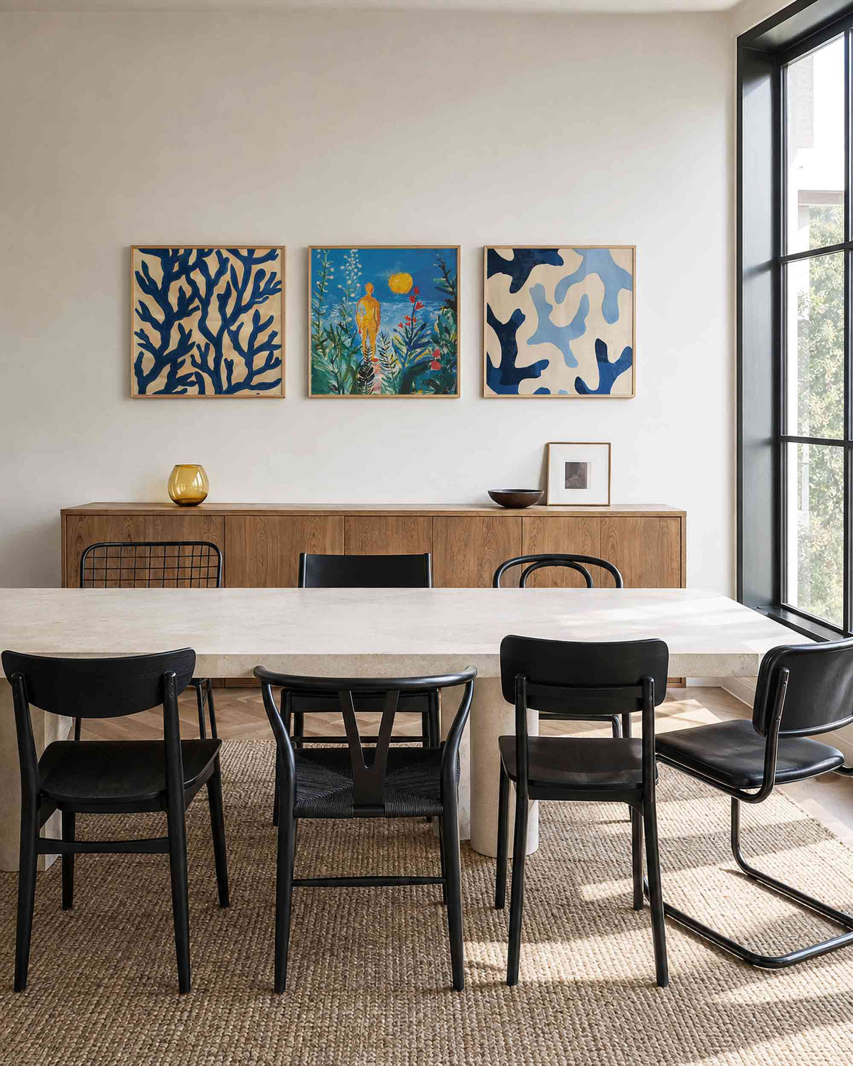 Interieurpresentatie van een driedelige vierkante posterset met abstracte blauwe patronen