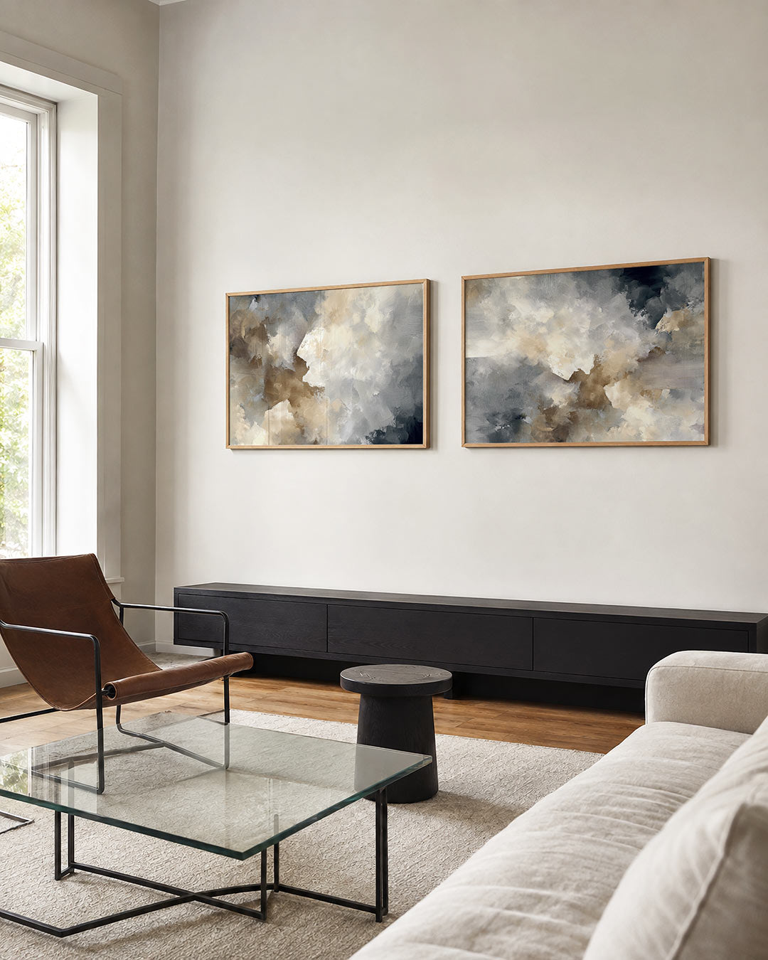 Interieurbeeld met twee liggende posters: een zachte mengeling van beige, wit en grijs