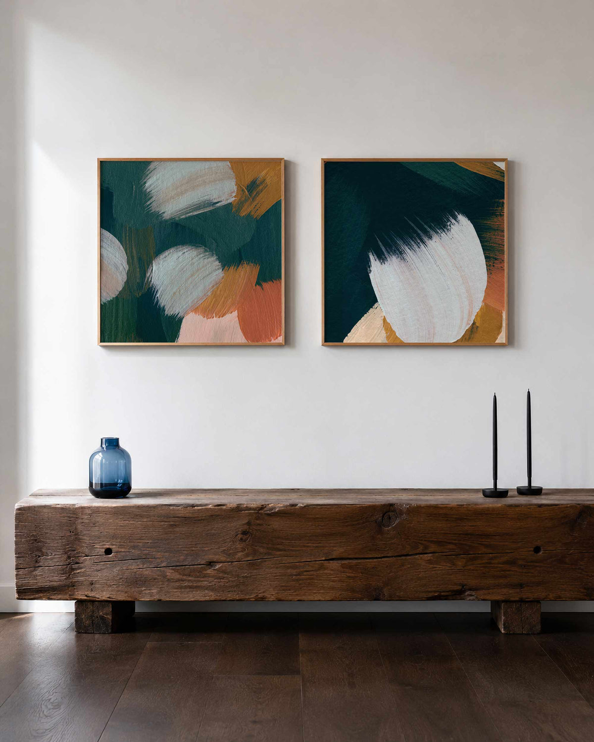Interieurpresentatie van een tweedelige vierkante posterset met penseelstreken abstract