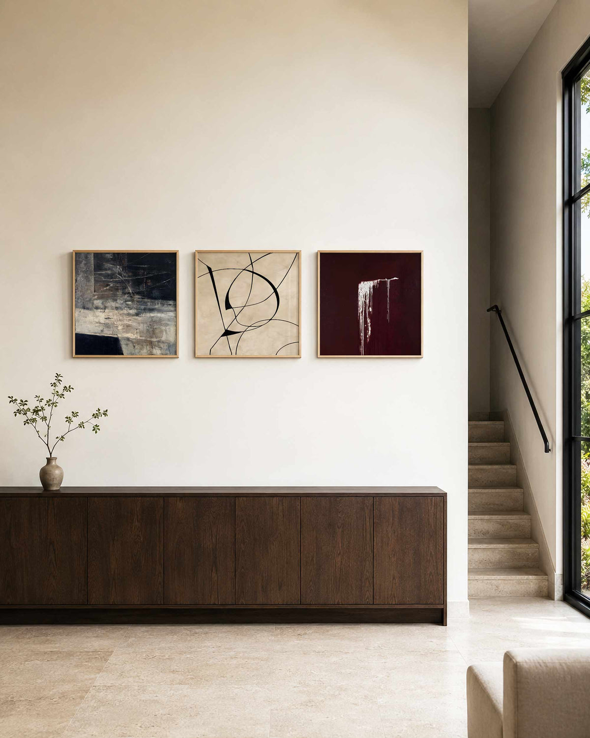 Interieurpresentatie van een driedelige vierkante posterset met abstracte lijnen