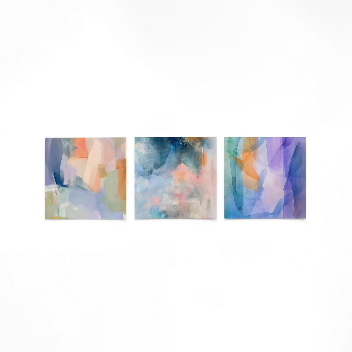 Drie vierkante posters met abstracte kleuren op een gebroken witte achtergrond