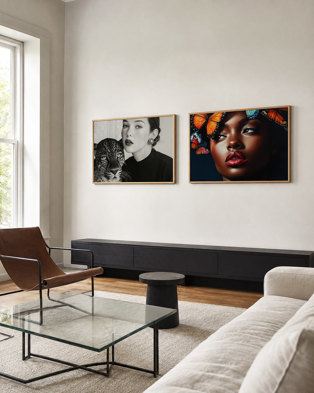 Tweedelige posterset met donkere tinten en een rustige visuele opbouw, getoond in een interieur