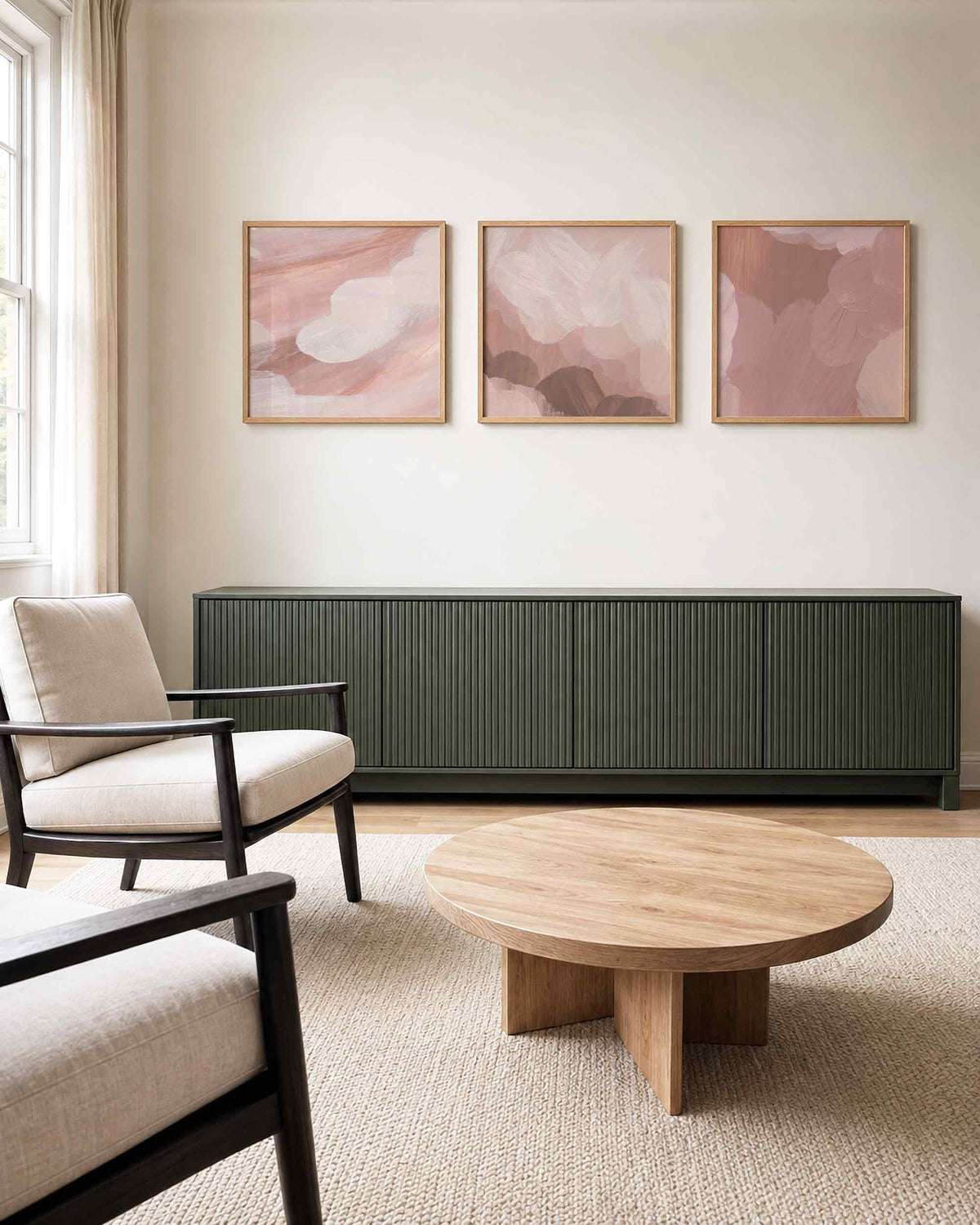 Interieurpresentatie van een driedelige vierkante posterset met roze abstracte vormen