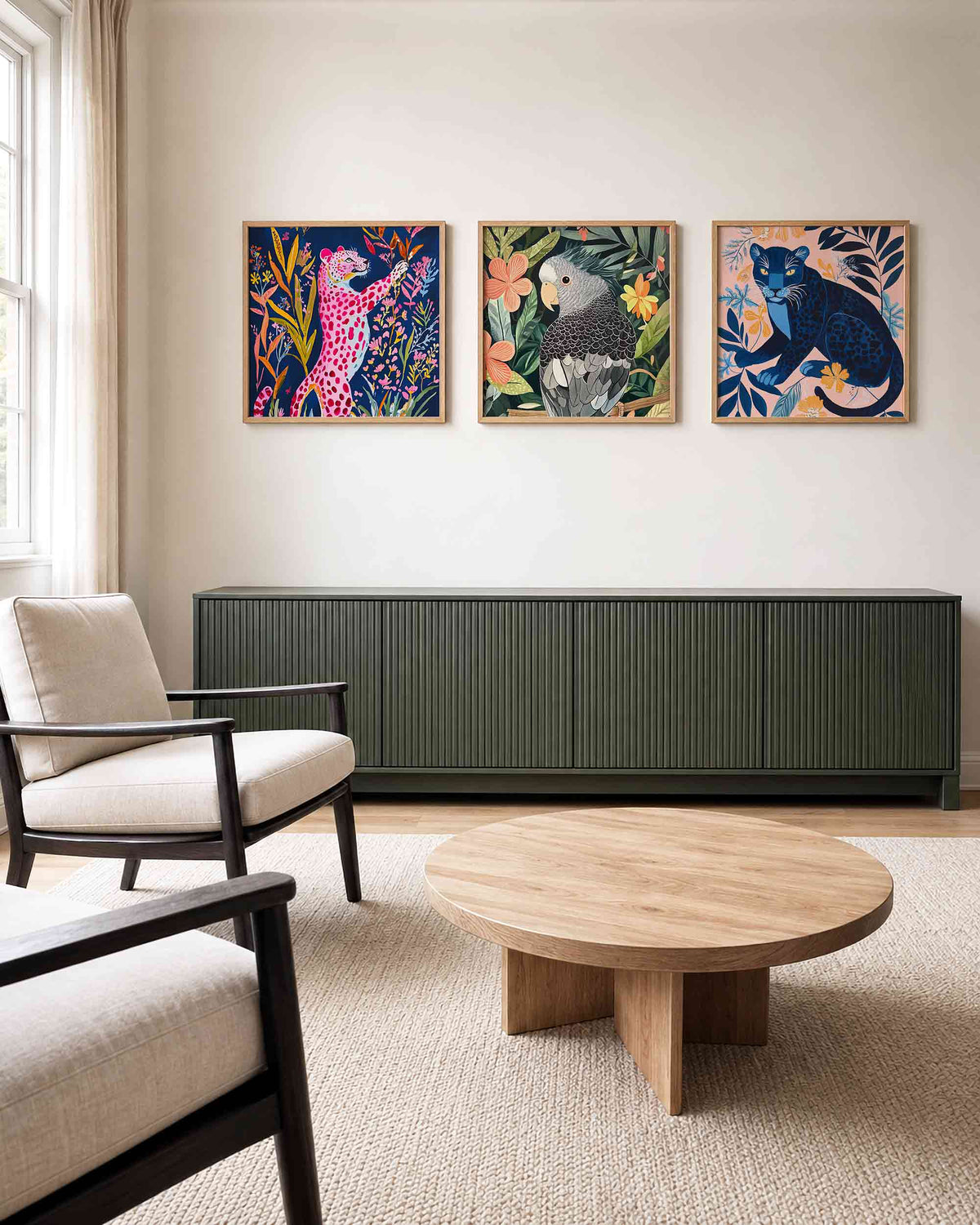 Interieurpresentatie van een driedelige vierkante posterset met wilde dieren tussen bloemen