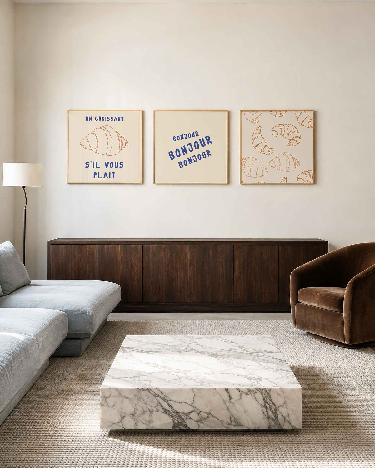 Interieurpresentatie van een driedelige vierkante posterset met croissant en bonjour