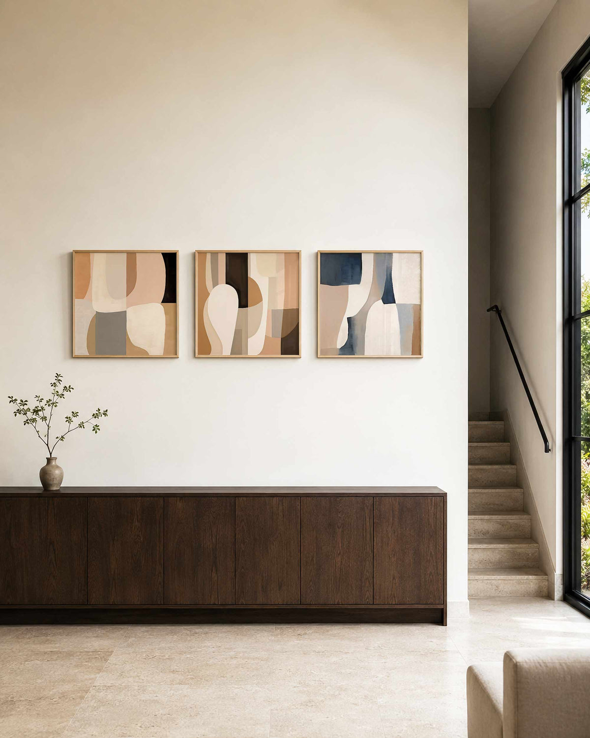Interieurpresentatie van een driedelige vierkante posterset met abstracte vormen