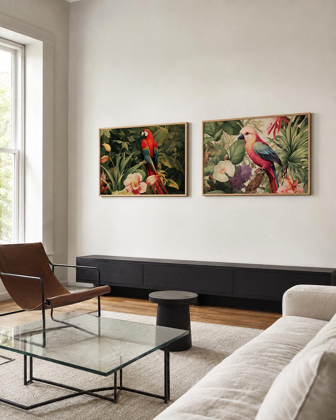 Twee liggende posters met een levendige papegaai, aan de muur in een interieur