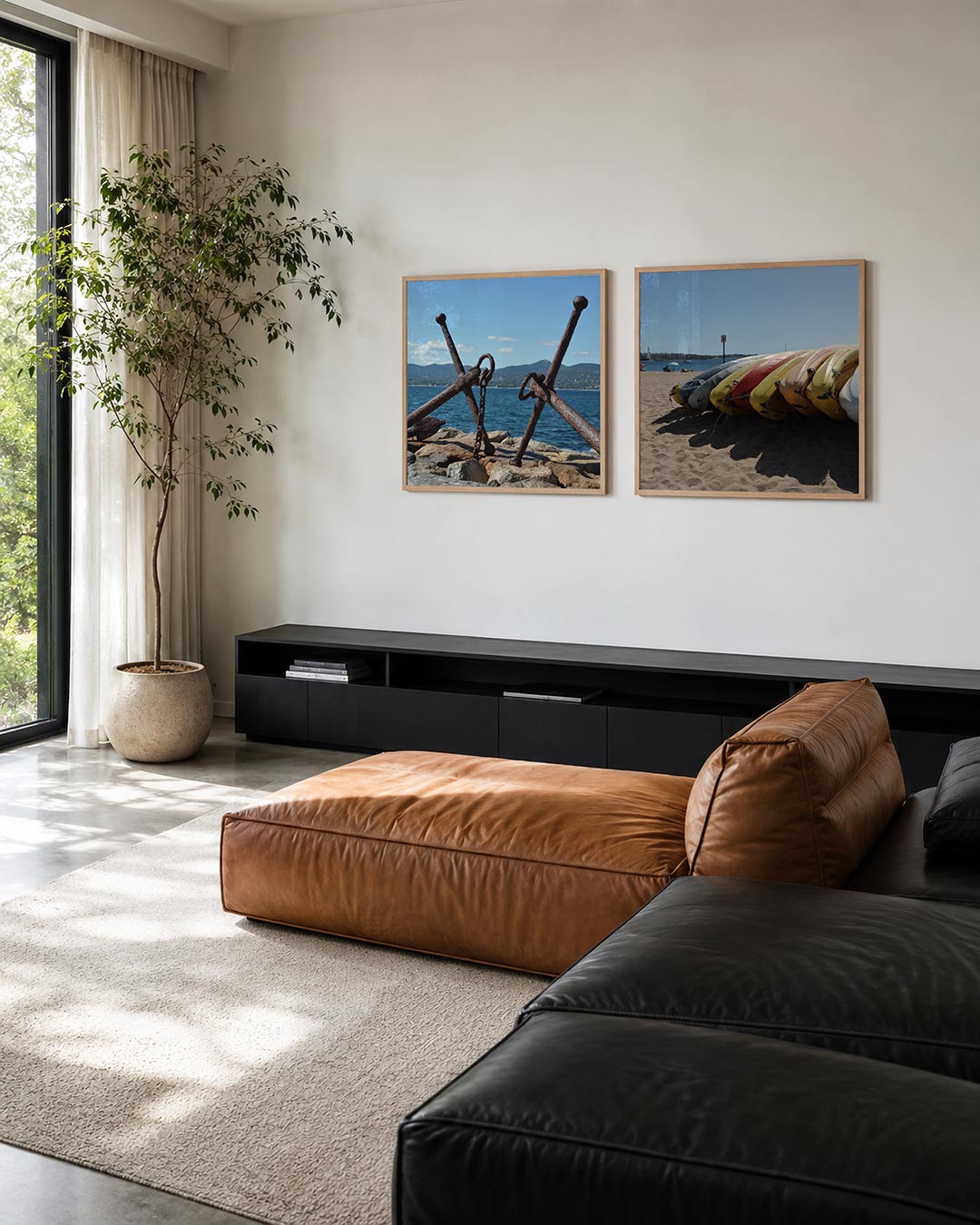 Interieur met vierkant fotografisch tweeluik kustlijnen en kajaks – Gerald Emming