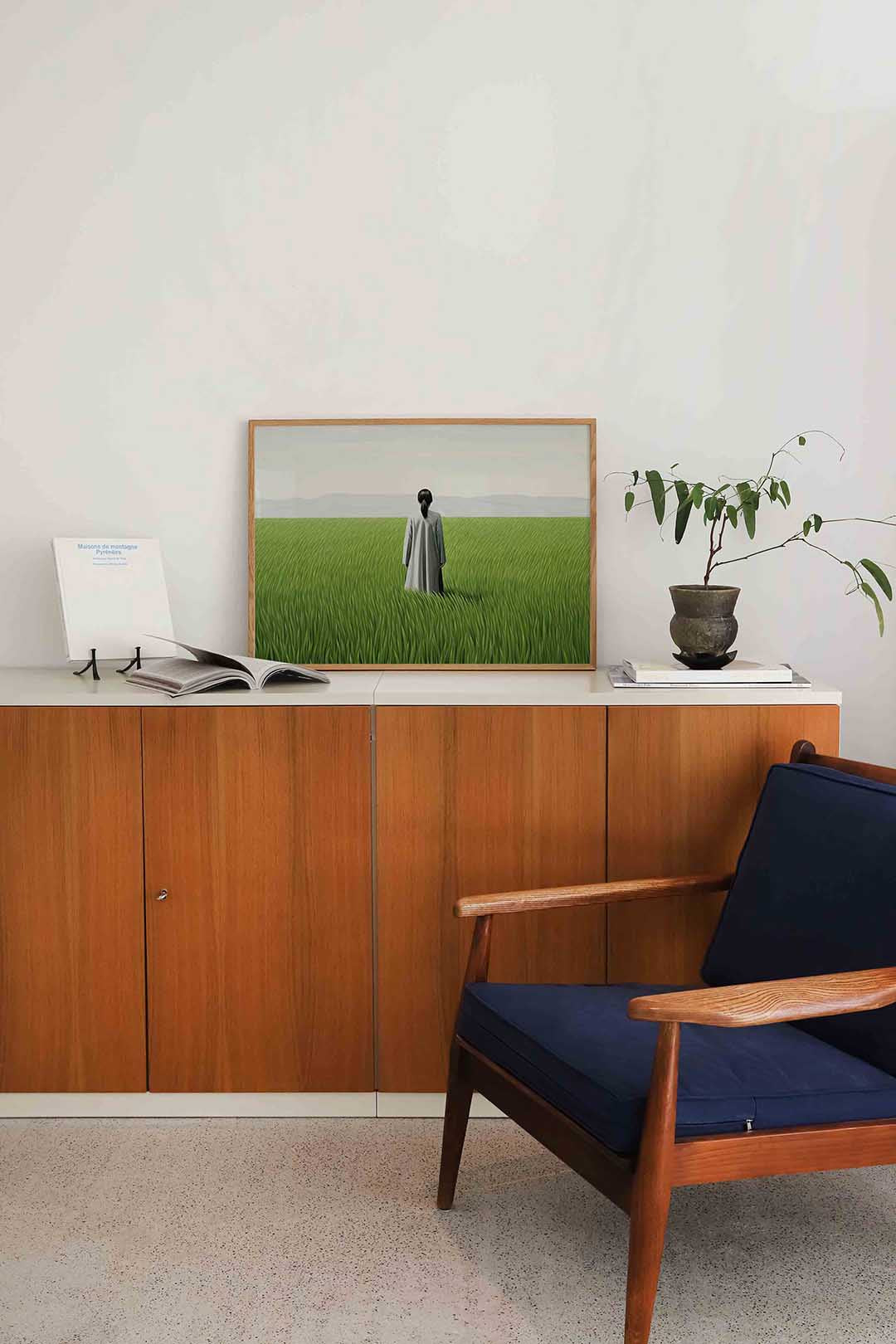 Vrouw in grasveld Poster