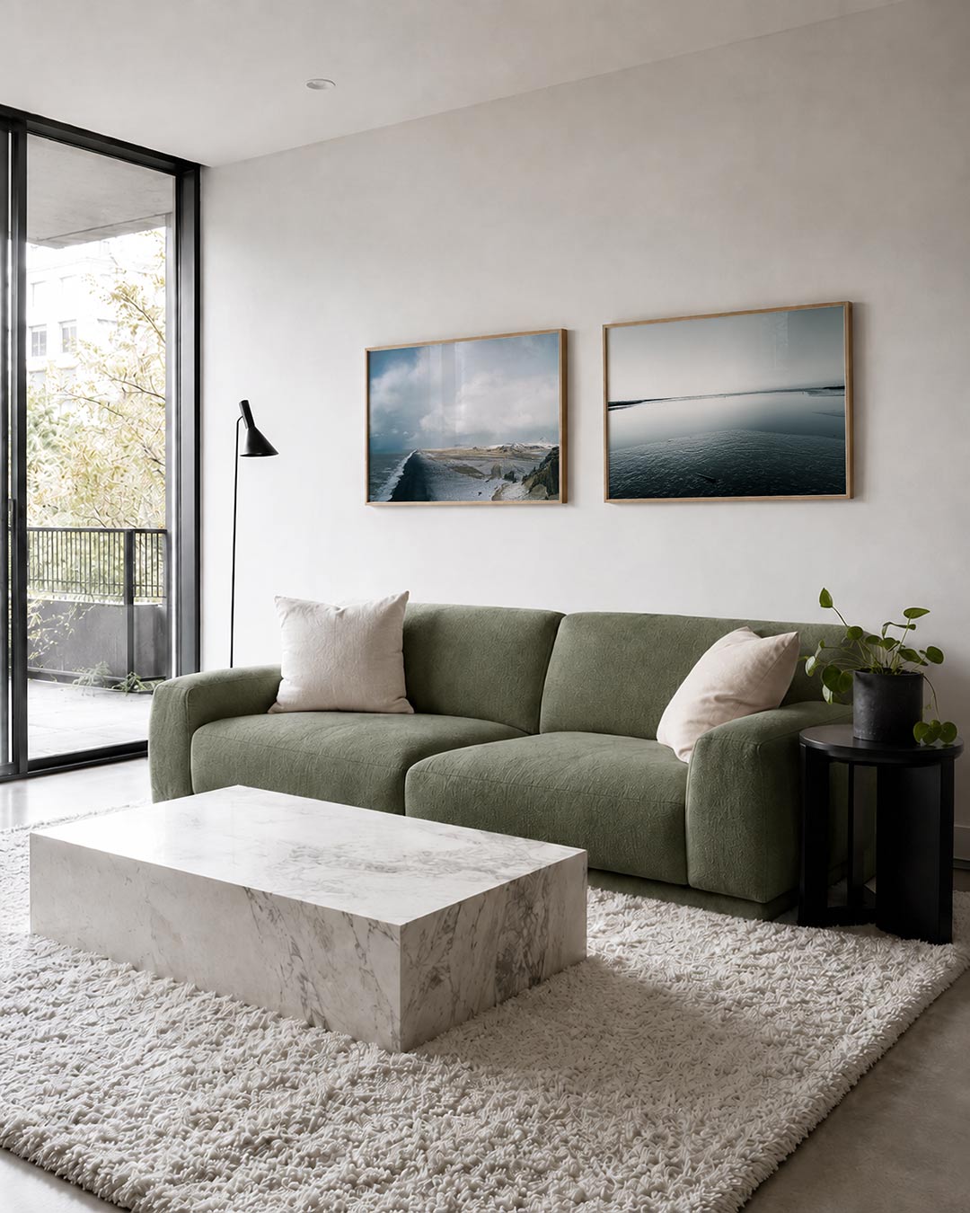 Interieur met liggend fotografisch tweeluik kust onder grijze wolken – Gerald Emming