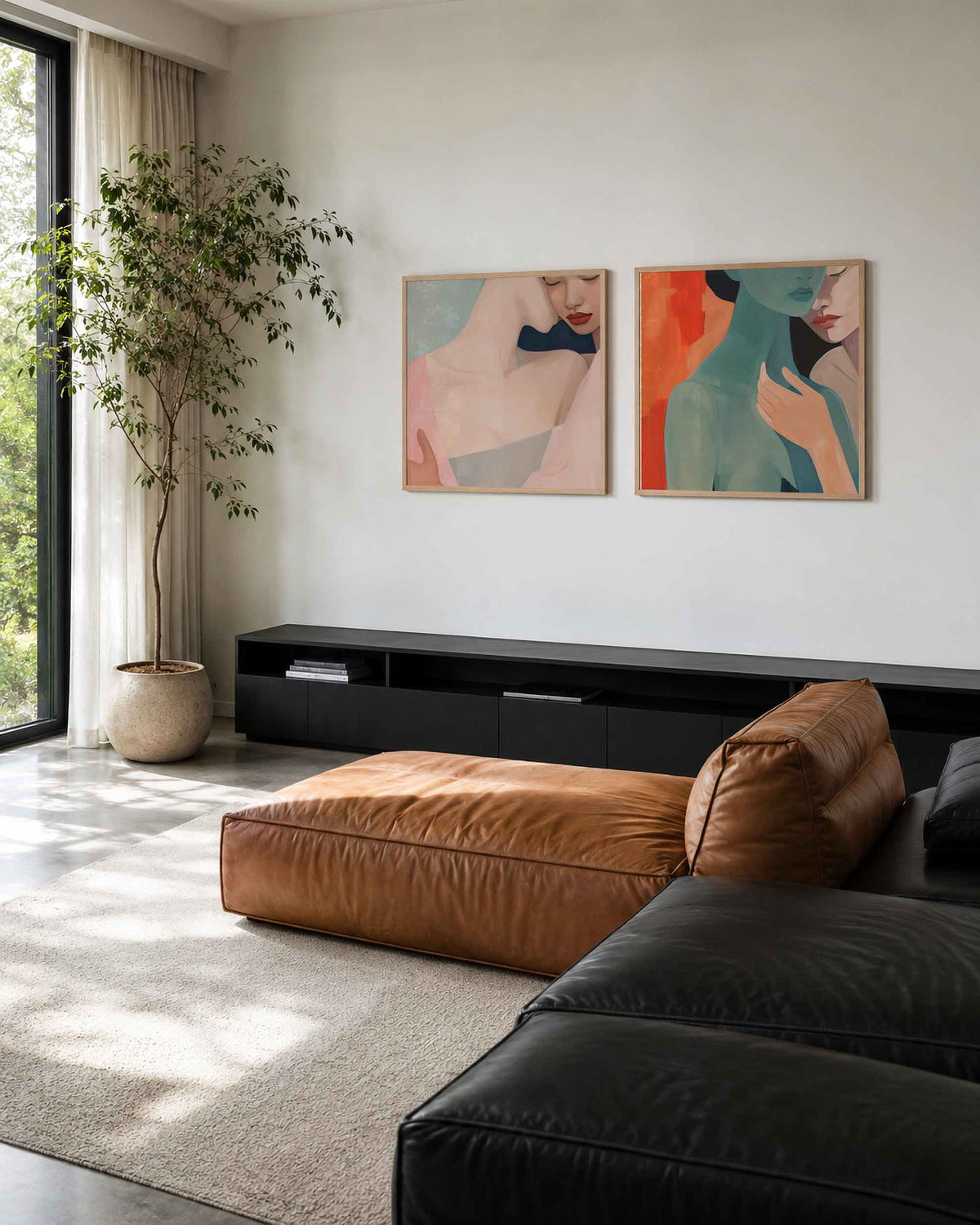 Interieurpresentatie van een tweedelige vierkante posterset met vrouwenportretten