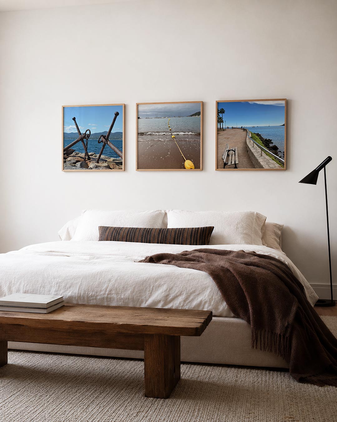 Interieur met vierkant fotografisch drieluik kustlijn in blauw – Gerald Emming