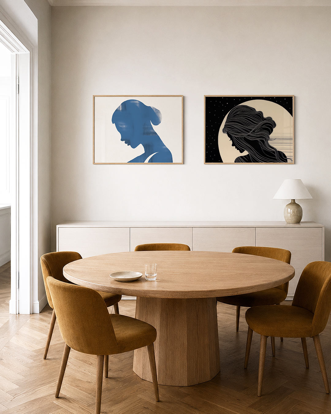 Interieurpresentatie van twee posters met een vloeiende blauwe vorm tegen een witte achtergrond