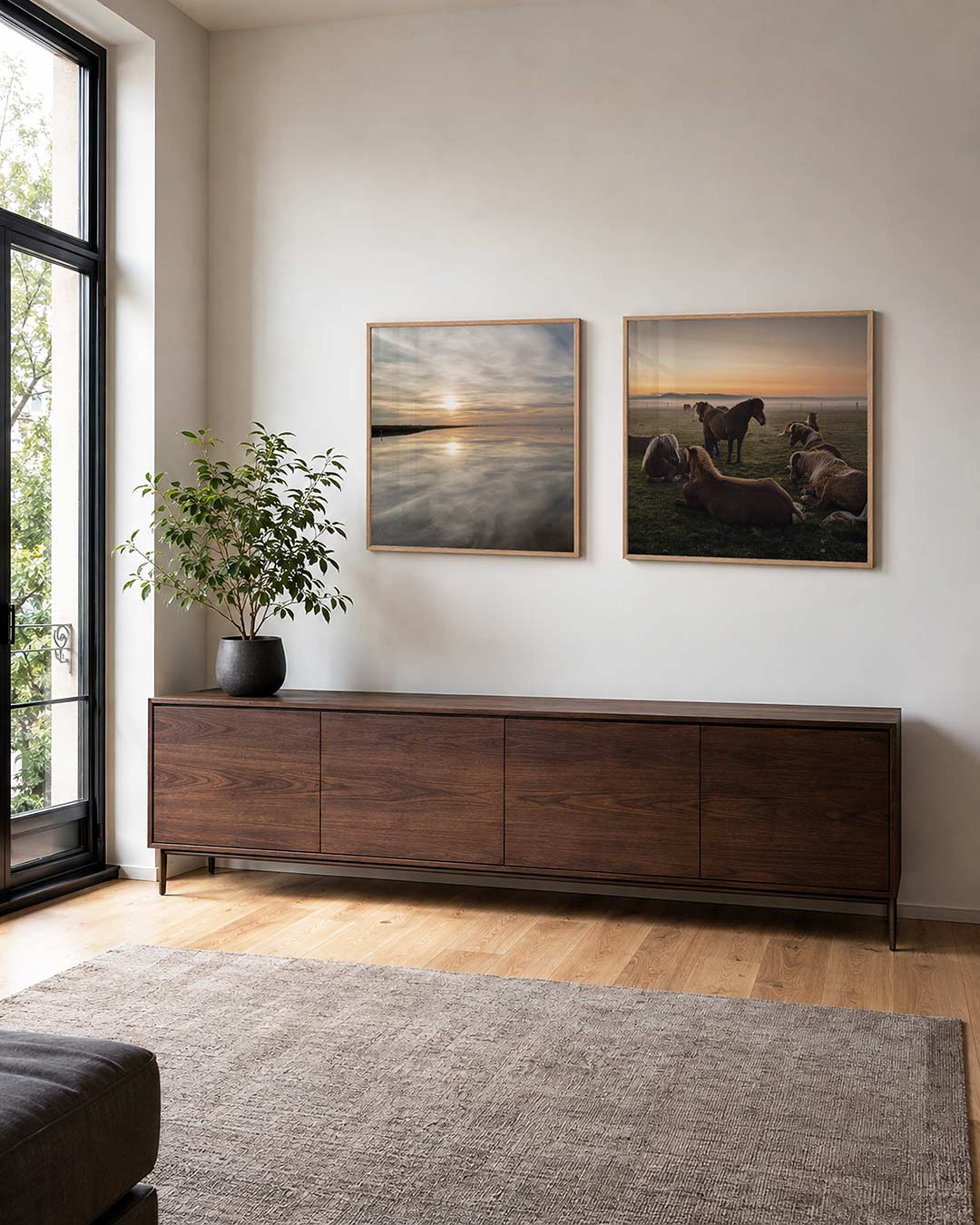 Interieur met vierkant fotografisch tweeluik stilte bij zonsopkomst – Gerald Emming