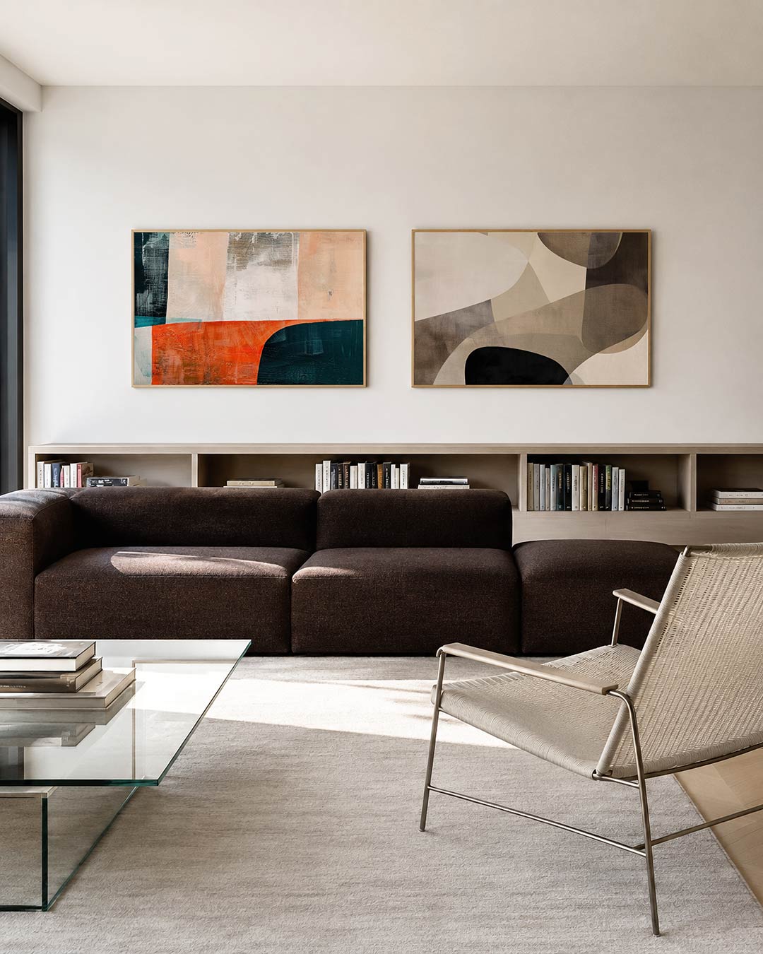Twee liggende posters met kleurvlakken en lijnen in oranje, blauw en beige, aan de muur in een interieur