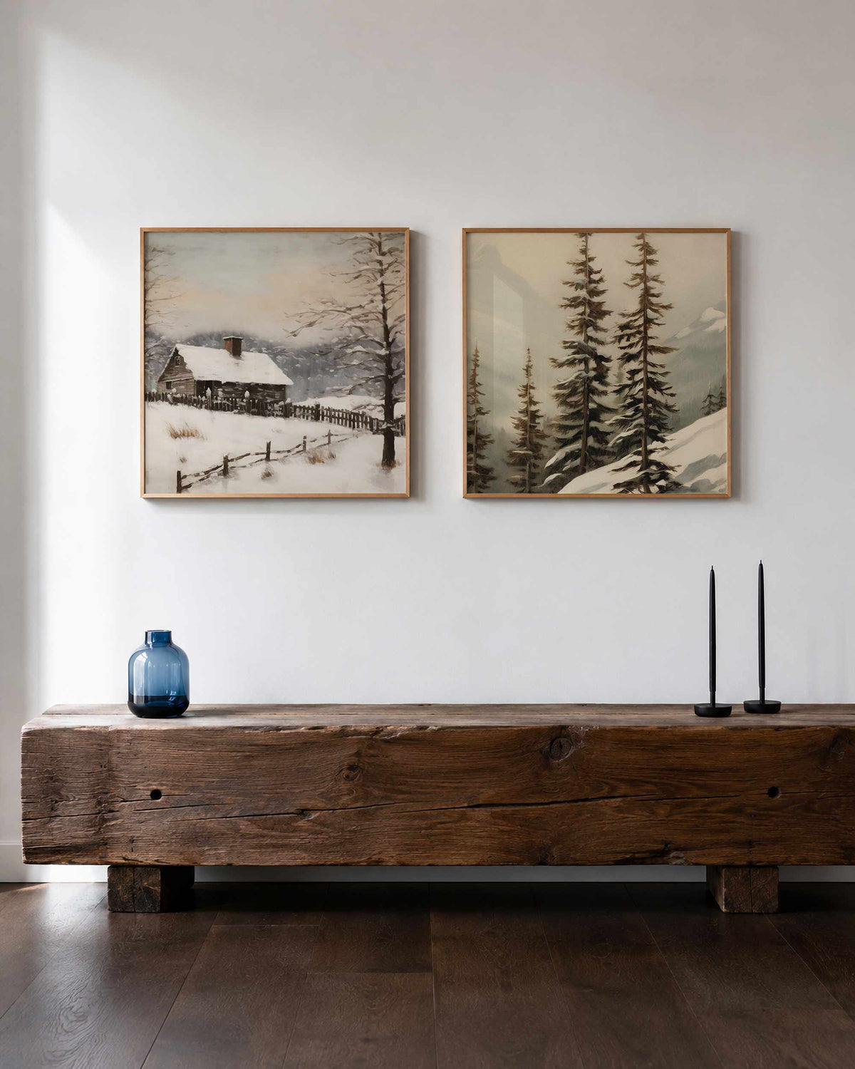 Interieurpresentatie van een tweedelige vierkante posterset met besneeuwd berglandschap