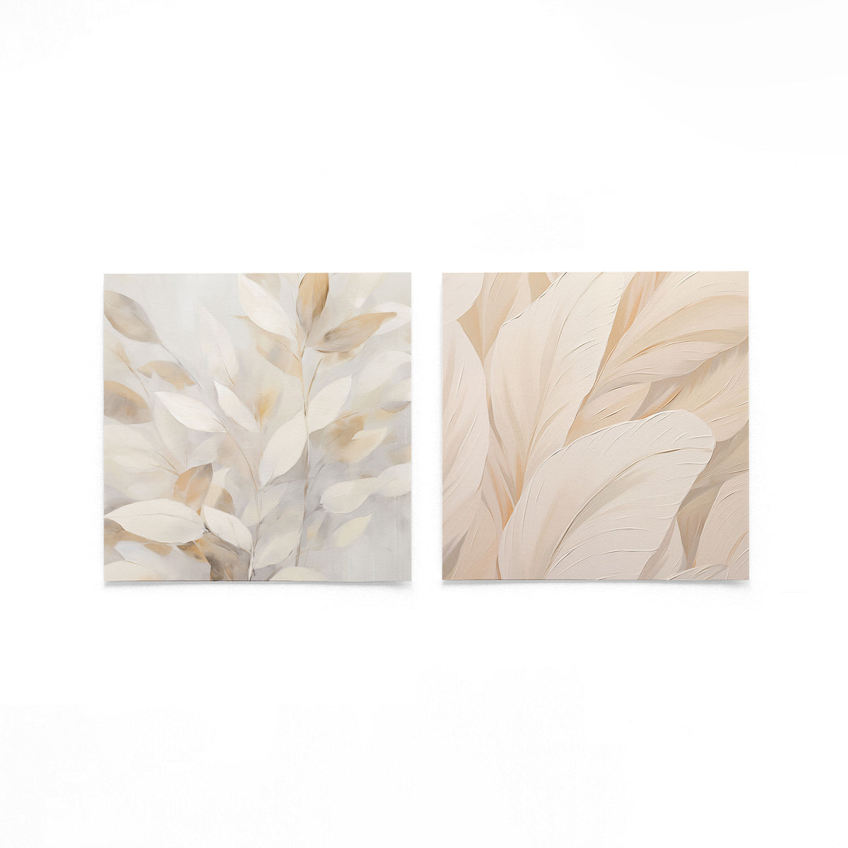 Twee vierkante posters met bladeren in beige op een gebroken witte achtergrond