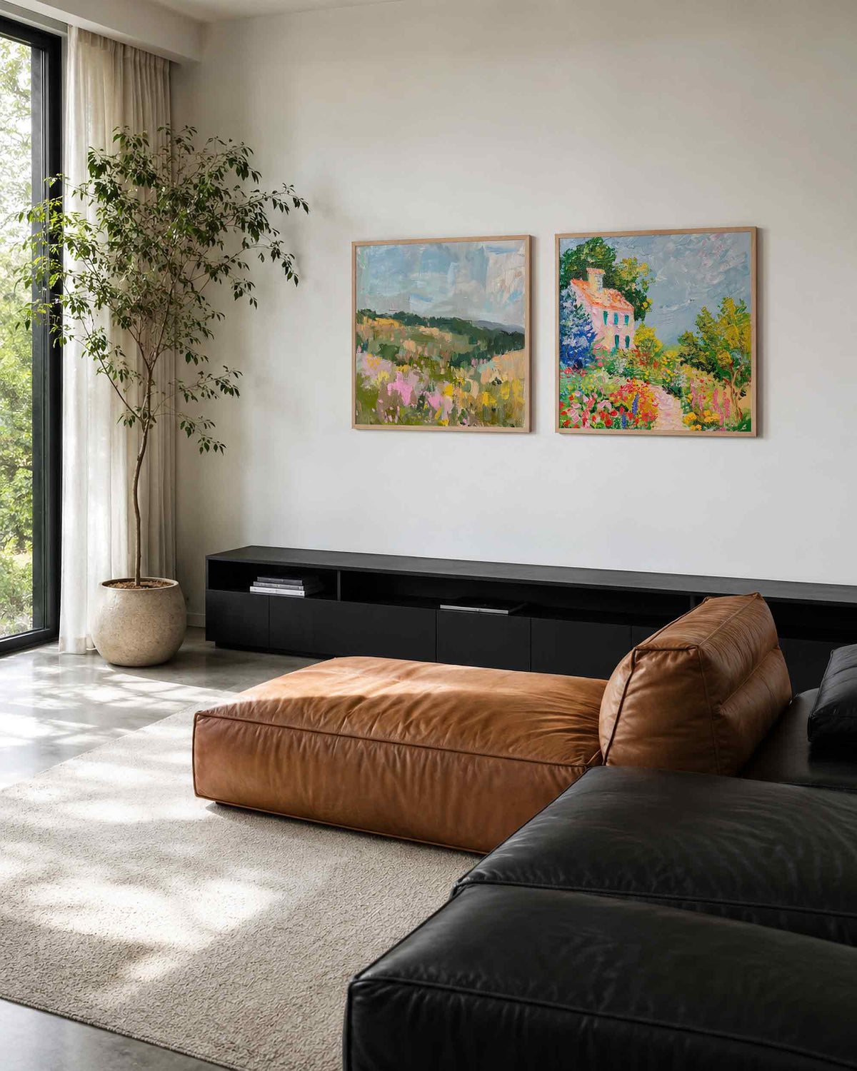 Interieurpresentatie van een tweedelige vierkante posterset met landschap en bloemen