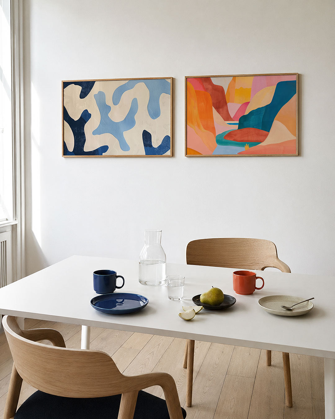 Interieurpresentatie van twee posters met een spel van vloeiende, organische vormen in blauw en crème