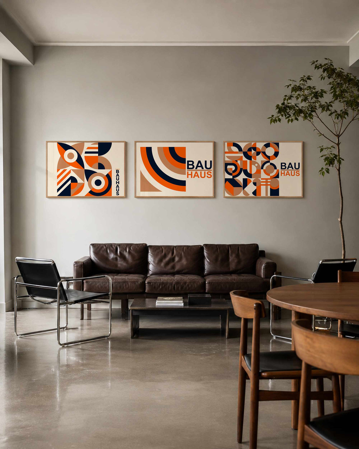 Interieurmockup van drieluik landscape-posterset met oker oranje ronde vormen