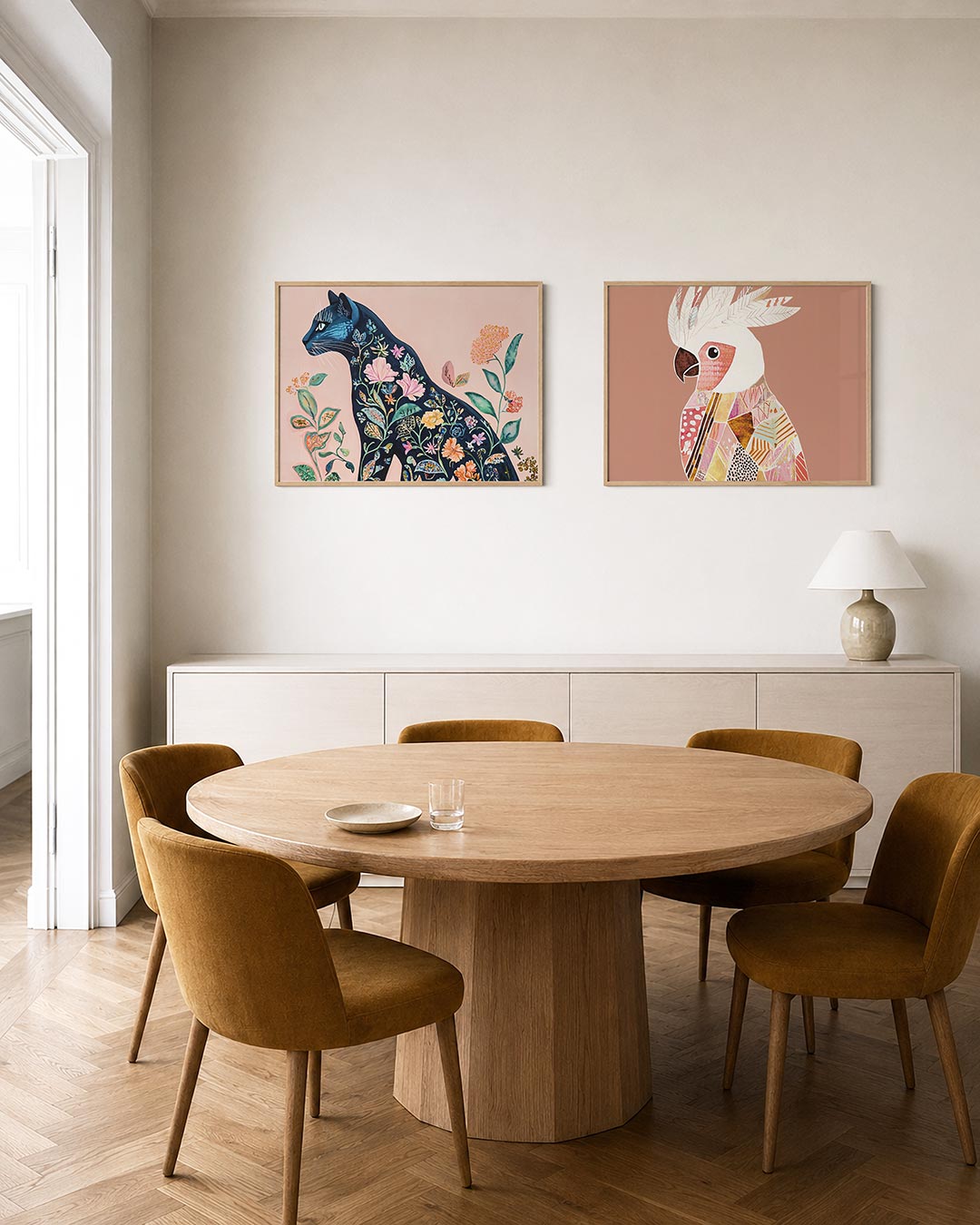 Tweedelige posterset met een silhouet van een kat gevuld met kleurrijke bloemen en bladeren, getoond in een interieur