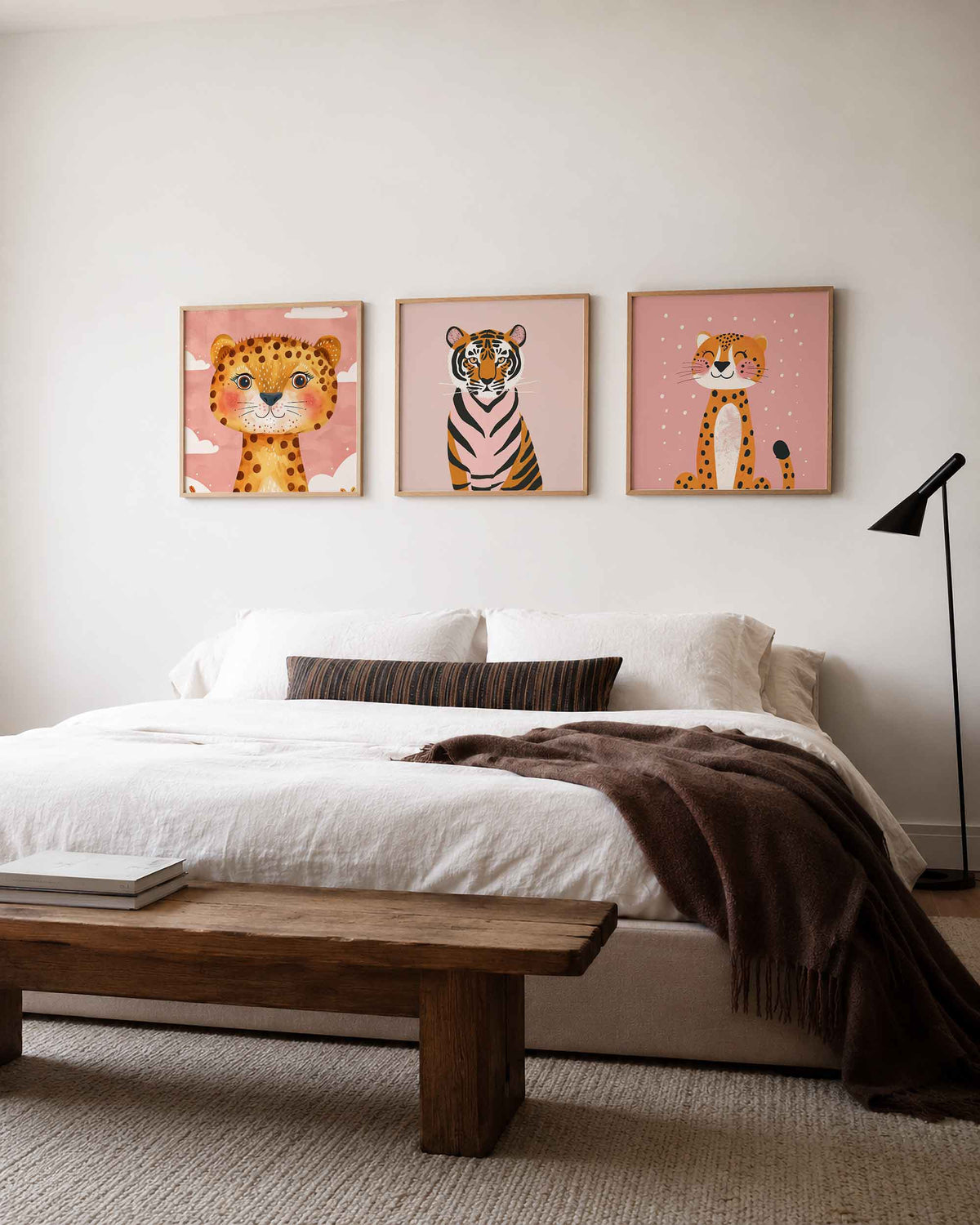 Interieurpresentatie van een driedelige vierkante posterset met tijger en luipaard