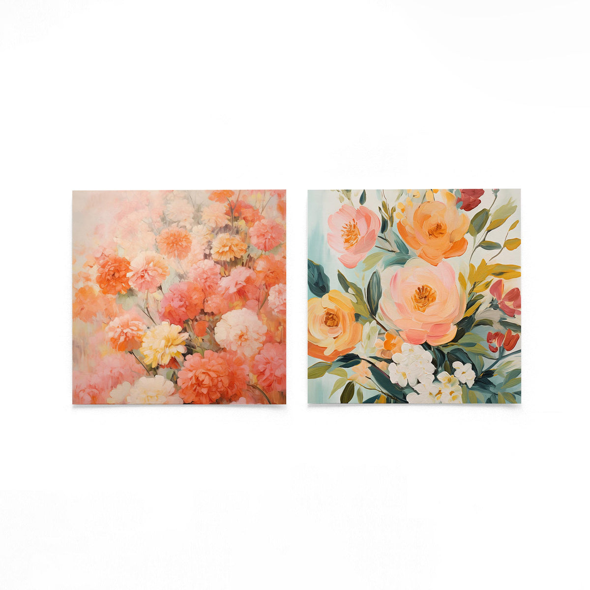 Twee vierkante posters met bloemen in zachte tinten op een gebroken witte achtergrond