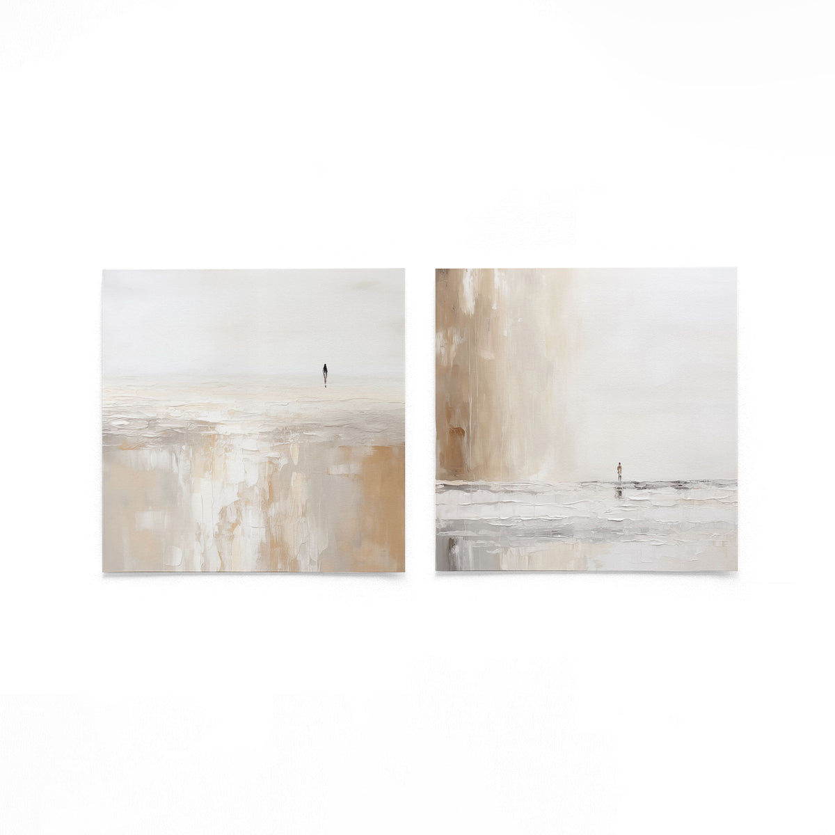 Twee vierkante posters met wandelaar in beige op een gebroken witte achtergrond