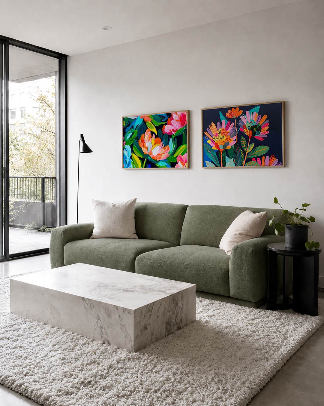 Interieurpresentatie van twee posters met kleurrijke bloembladen en bladeren