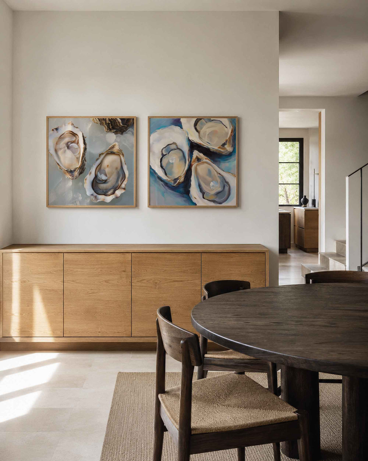 Interieurpresentatie van een tweedelige vierkante posterset met oesters in zee