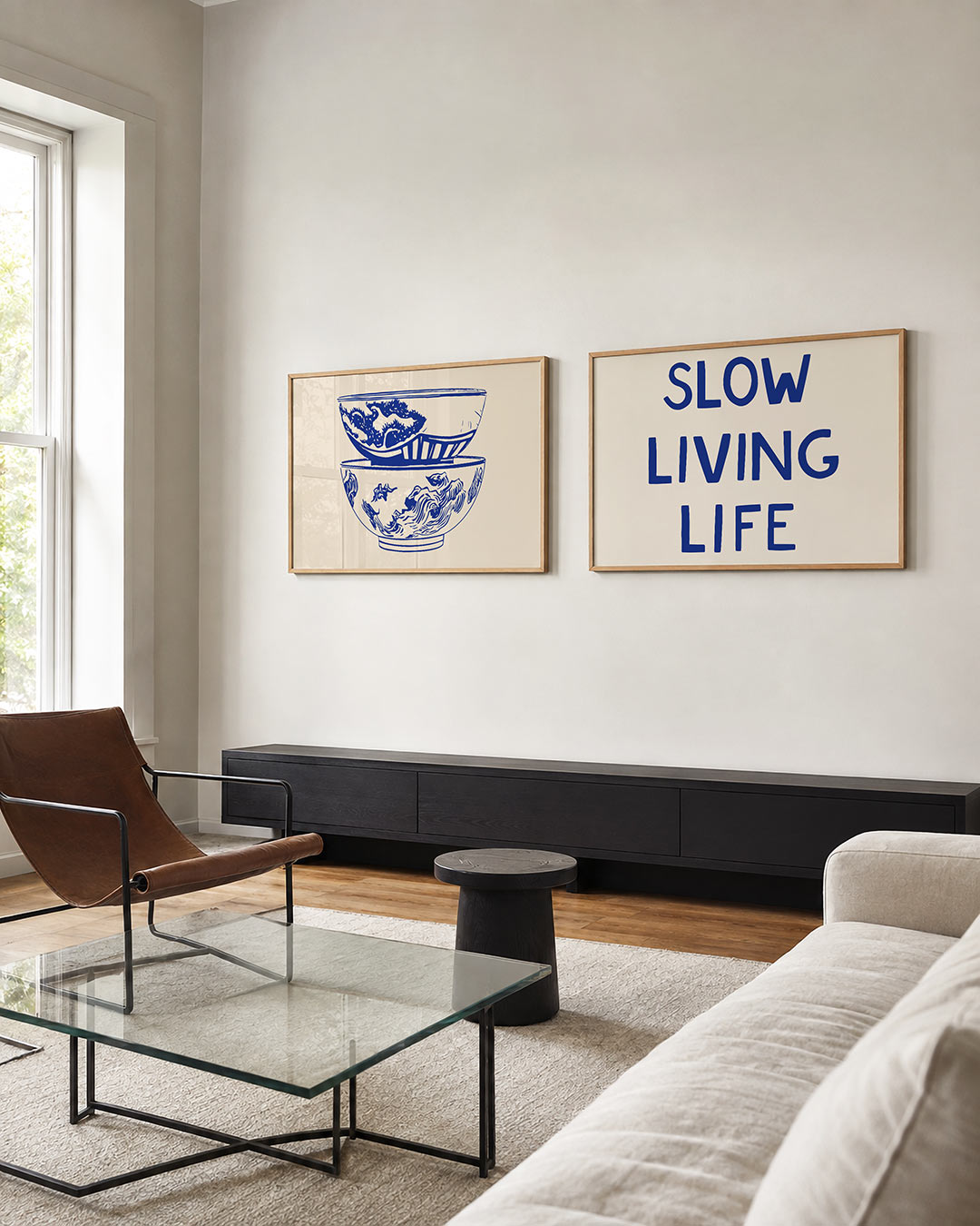 Interieurbeeld met twee liggende posters: twee kommen vol blauwe patronen op een lichte achtergrond