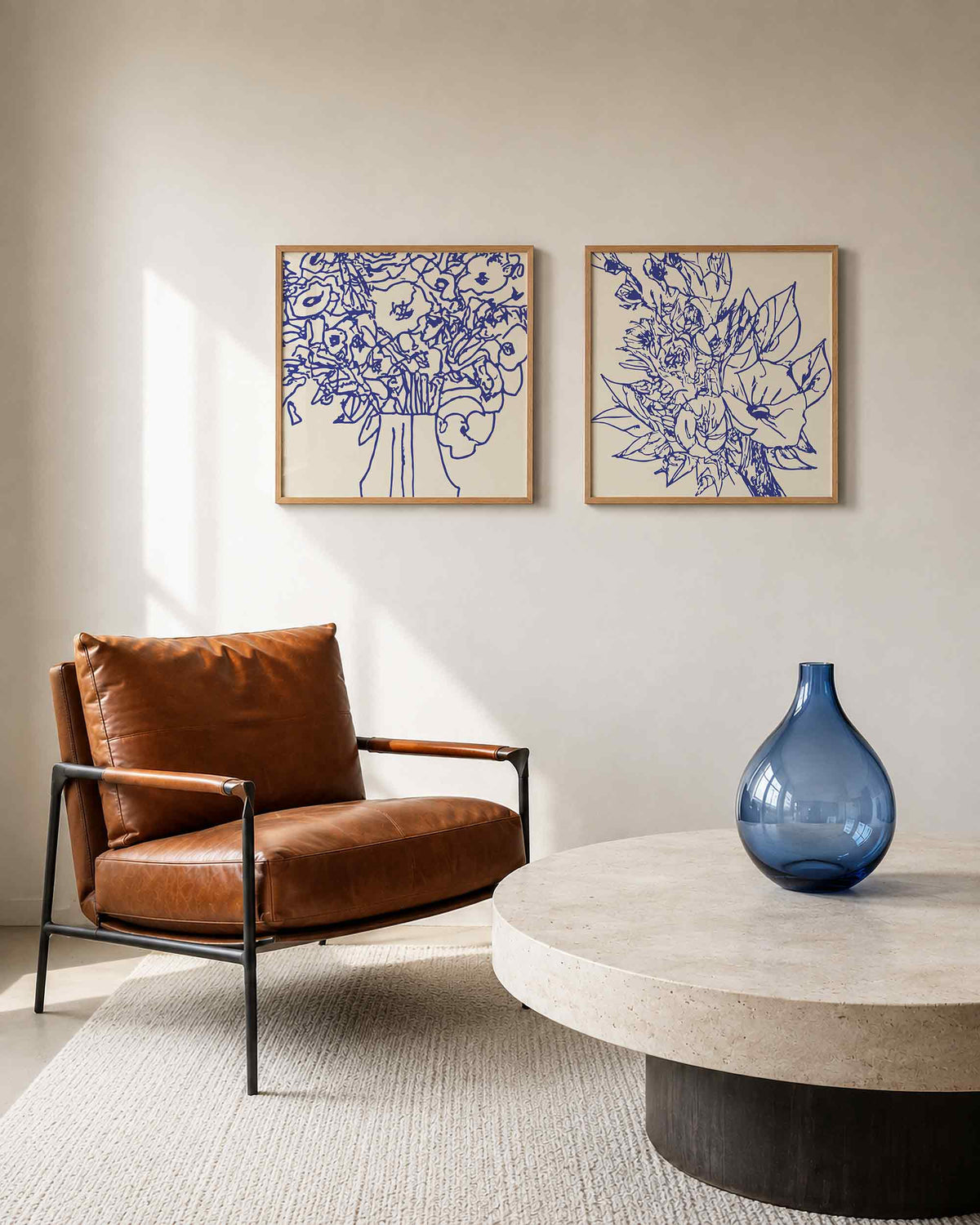 Interieurpresentatie van een tweedelige vierkante posterset met bloemen in kobaltblauw