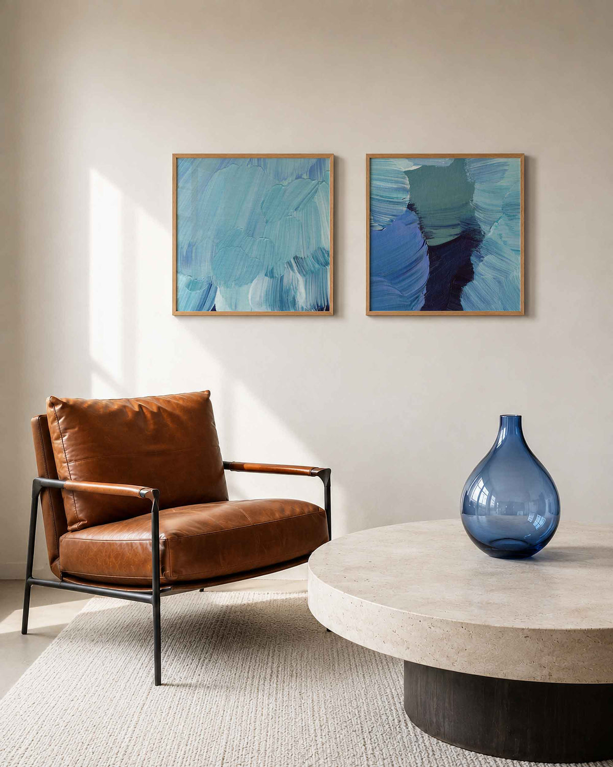 Interieurpresentatie van een tweedelige vierkante posterset met blauwe verfstreken