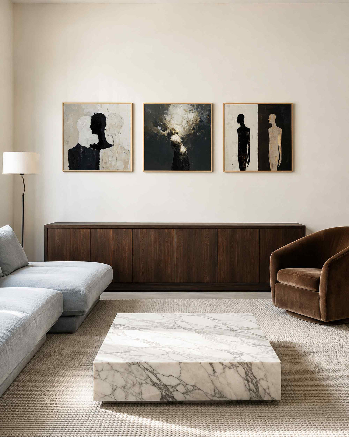 Interieurpresentatie van een driedelige vierkante posterset met abstracte mensfiguren