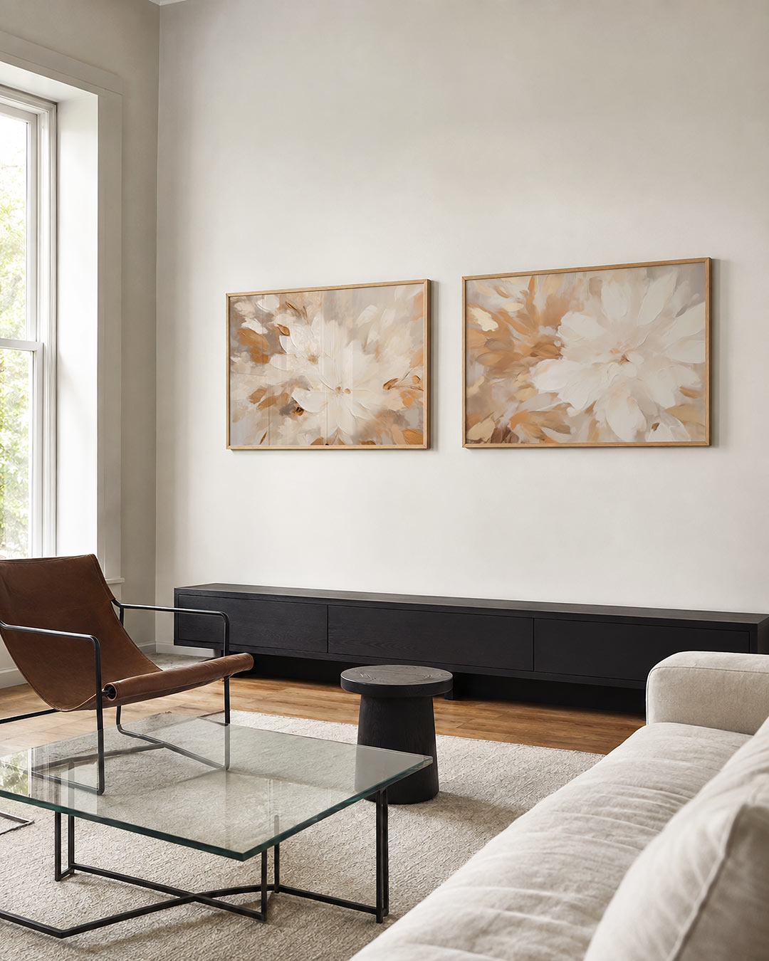 Twee liggende posters met een zachte mix van witte en bruine bloembladen, aan de muur in een interieur