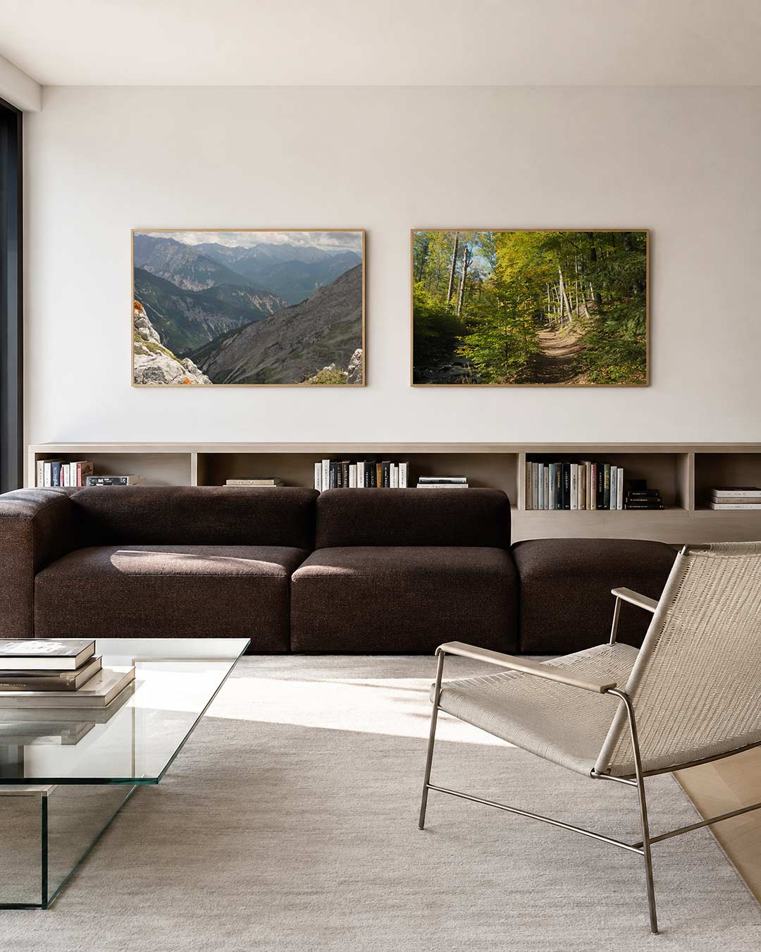 Interieur met liggend fotografisch tweeluik bergpanorama en bospad – Gerald Emming