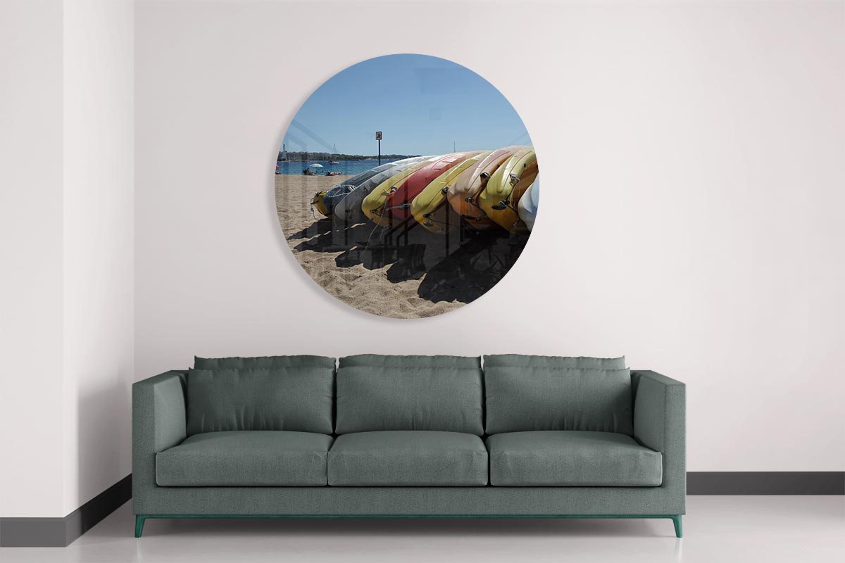 Zonnig strand met kajaks muurcirkel-WallArtistic