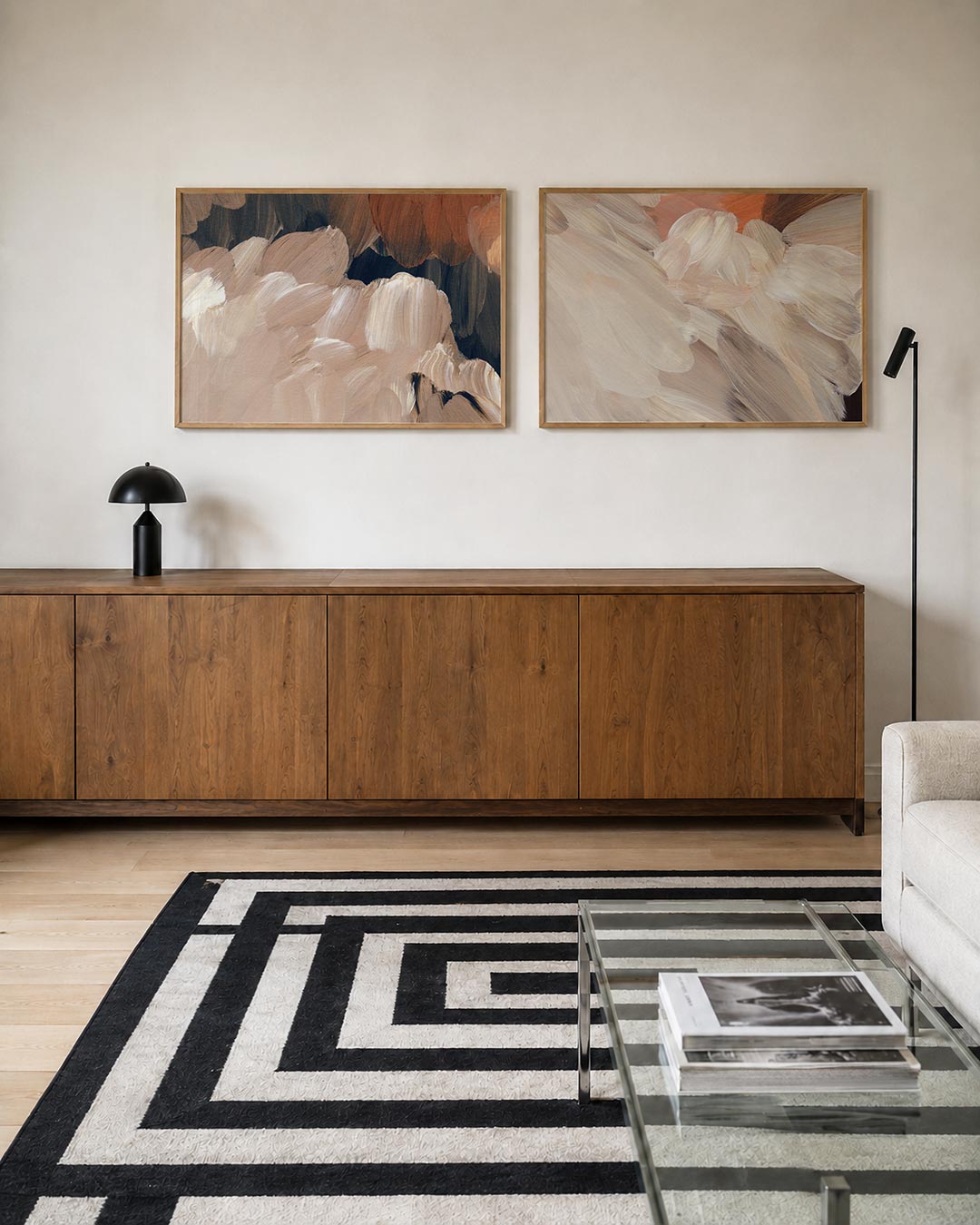 Twee liggende posters met deze tweedelige posterset heeft zachte penseelstreken in warme, aan de muur in een interieur