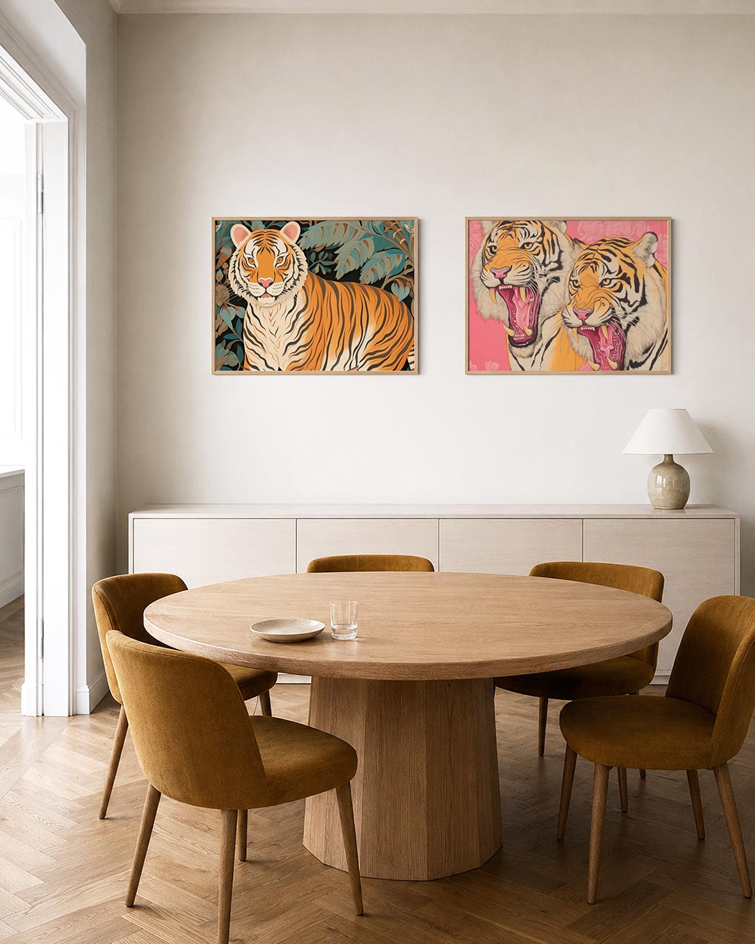 Tweedelige posterset met een krachtige tijger met levendige oranje en zwarte strepen, getoond in een interieur