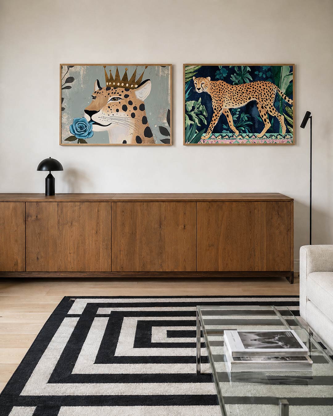 Tweedelige posterset met een sierlijke luipaard met een gouden kroon en een blauwe roos in de mond, getoond in een interieur