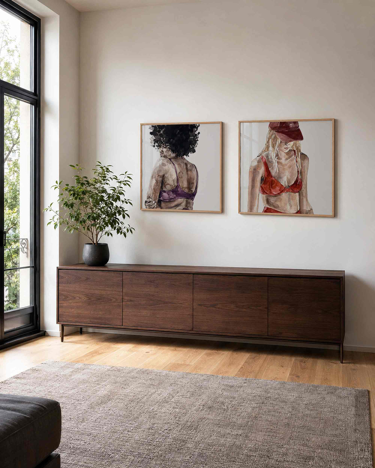 Interieurpresentatie van een tweedelige vierkante posterset met modeportretten