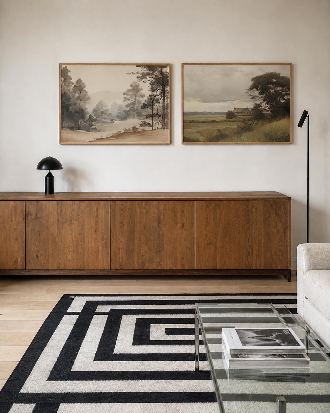 Twee liggende posters met een zachte, mistige bosomgeving, aan de muur in een interieur