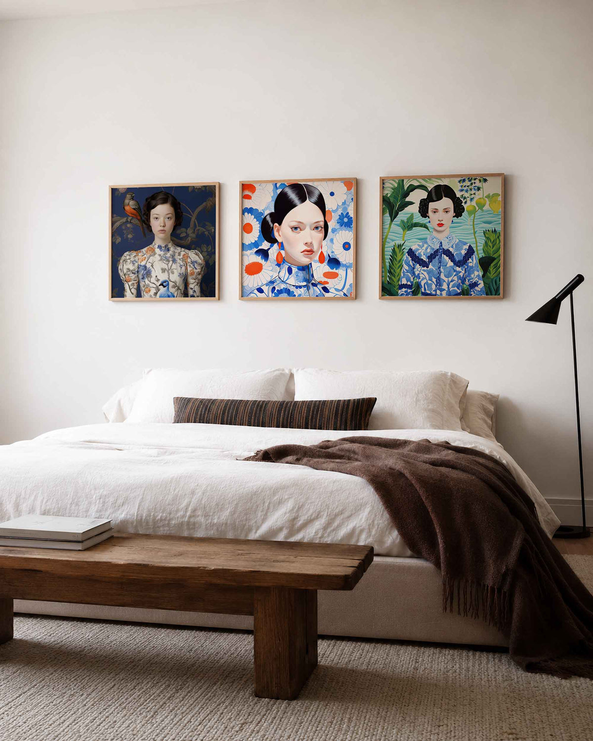 Interieurpresentatie van een driedelige vierkante posterset met vrouwenportretten met bloemen
