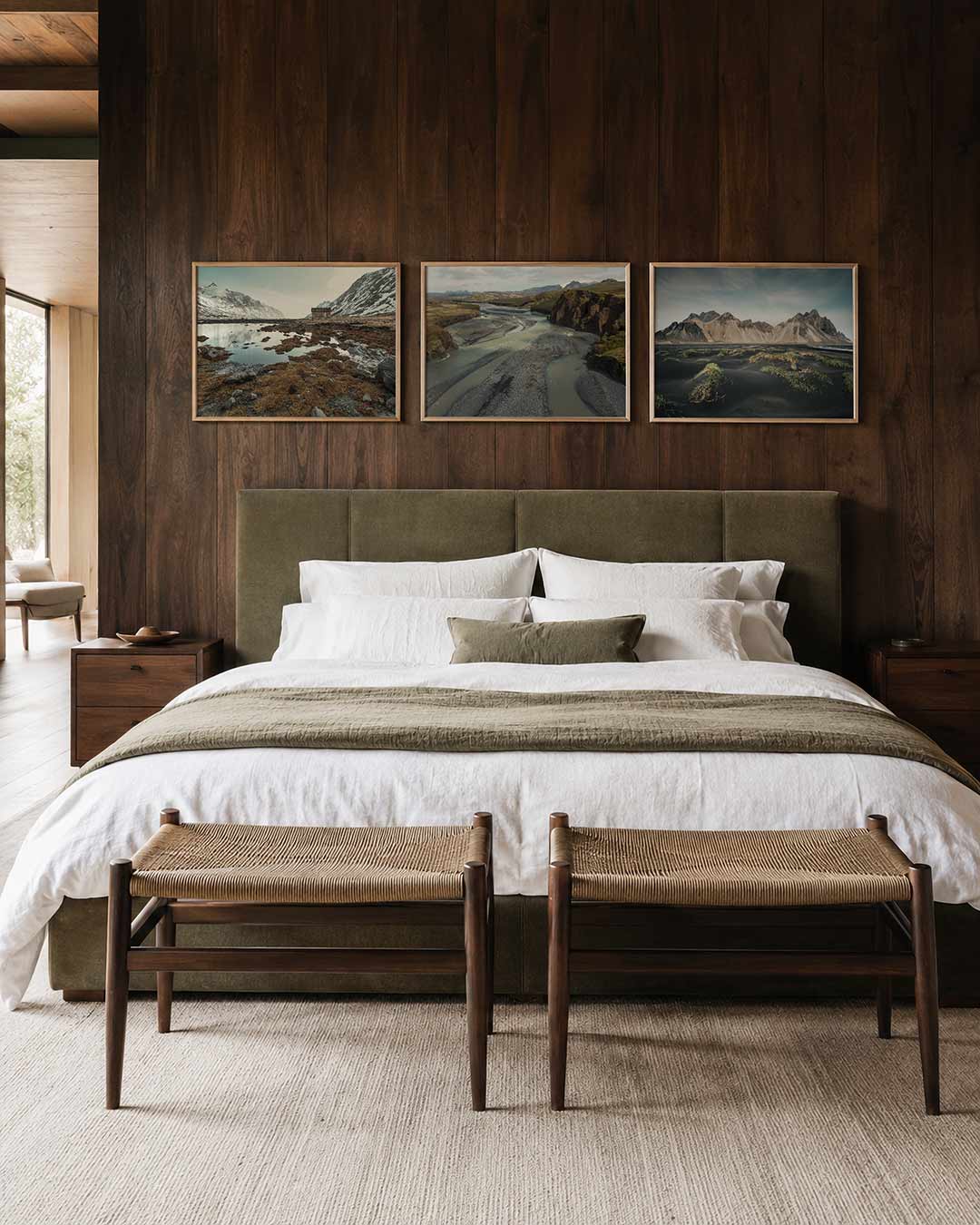 Interieur met liggend fotografisch drieluik ruige berglandschappen – Gerald Emming